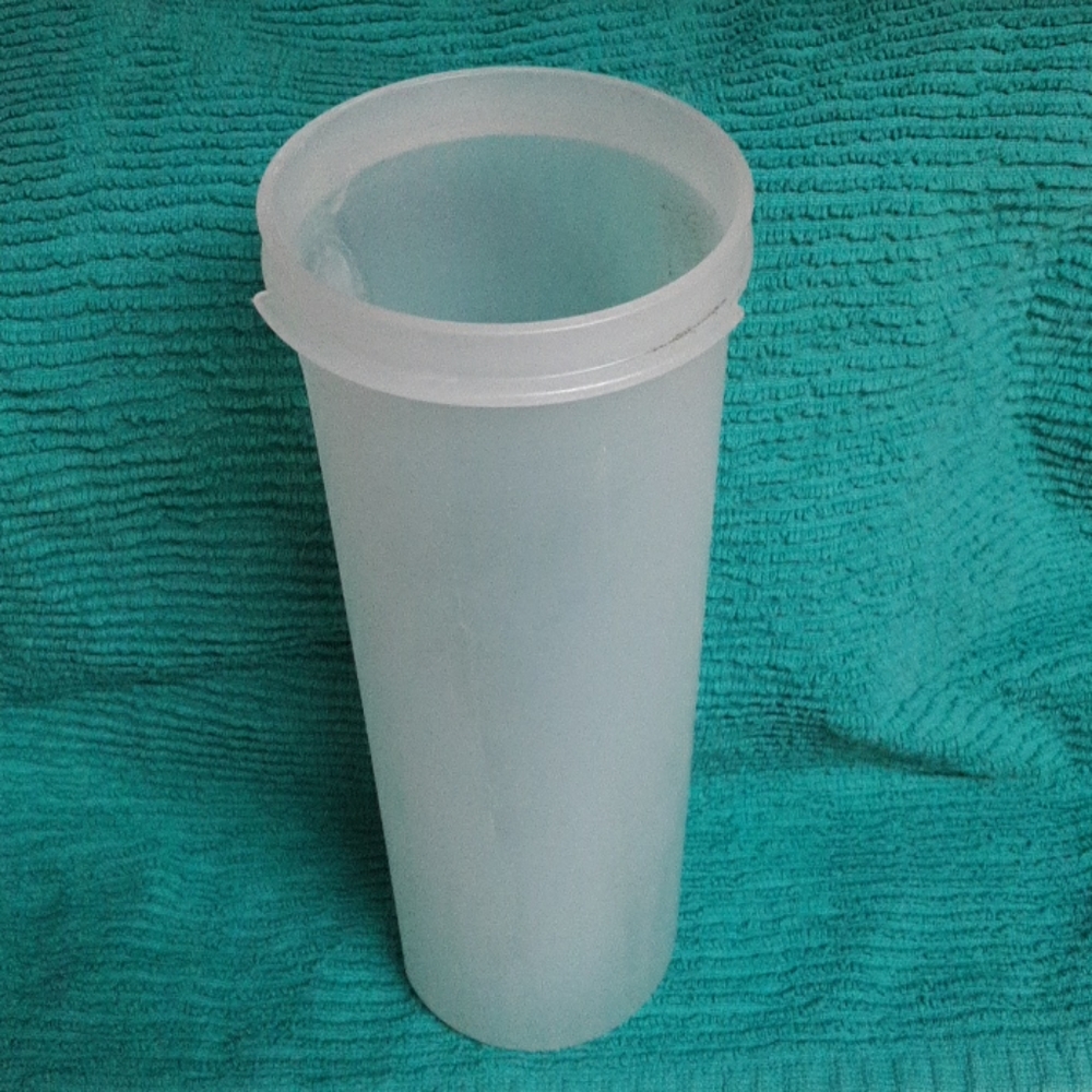 Tupperware spaghetti container - Picture 2 of 5